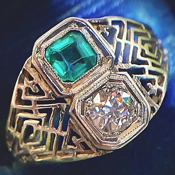 RARE Estate Ring! Solid Gold OLD European Cut Diamond and Green Emerald ring - Picture 3 of 15